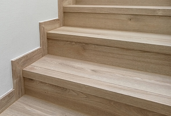 Lépcső laminált padlóból Csopakon