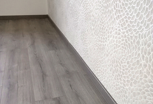 Herenden szobákban laminált padló szegélyezve