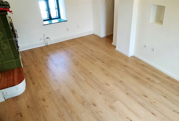 Laminált burkolás nappaliban Lovas