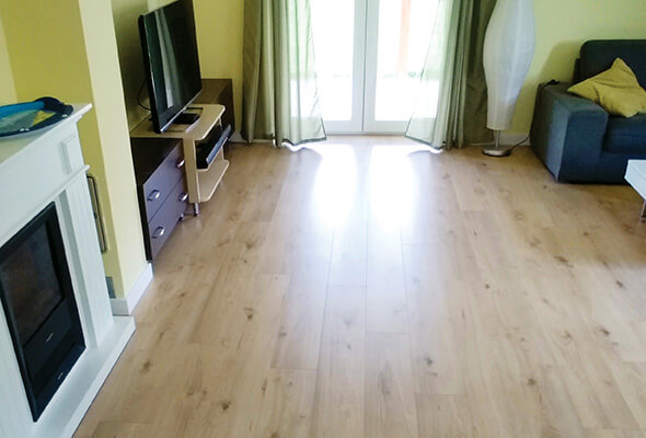 Esztétikus és strapabíró laminált padló lerakás nappaliban Balatonkenesén