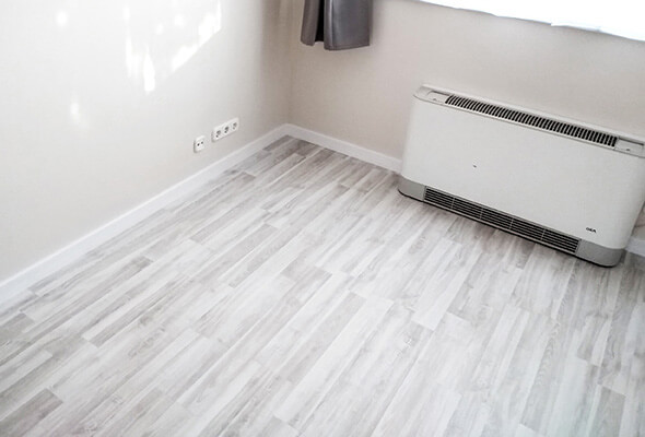 Laminált padló szobába lerakva