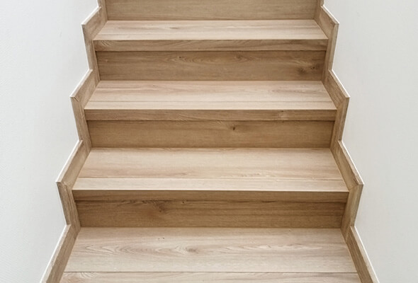 Tihany lépcső burkolás laminált padlóból